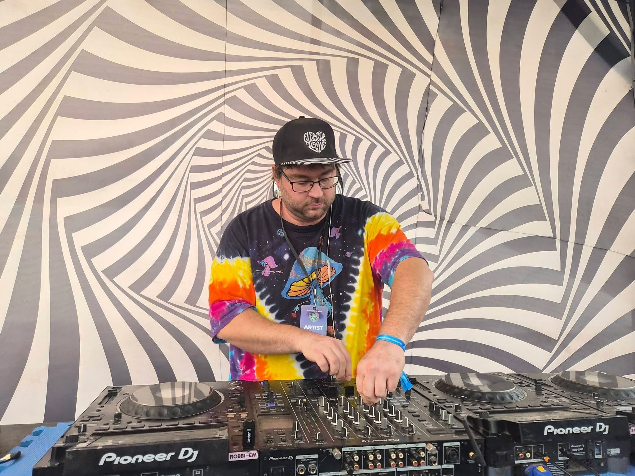 BeatLoops DJ performing